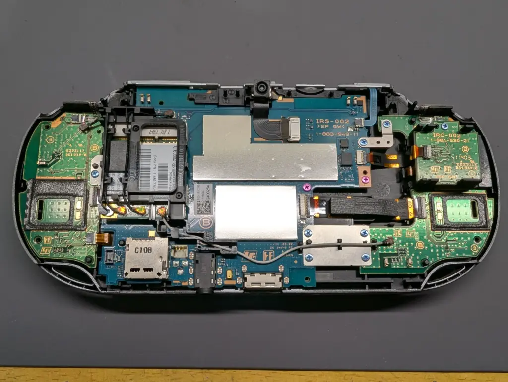 画面に黄ばみが・・！ PSvitaの液晶交換手順・画面割れ時の修理