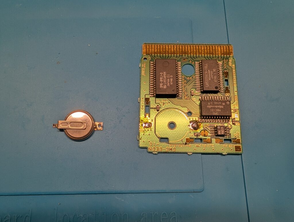 ゲームボーイカセットの電池を取り外した時の写真
