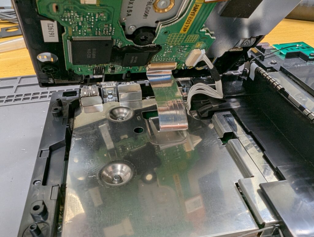 wiiの内部の写真　ドライブ取り外し時の写真