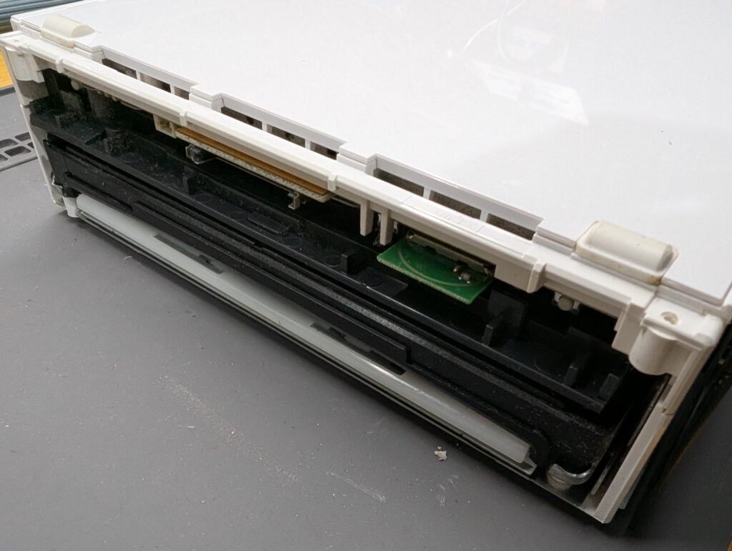 wiiの分解時の写真　起動ボタンカバー取り外し時の写真