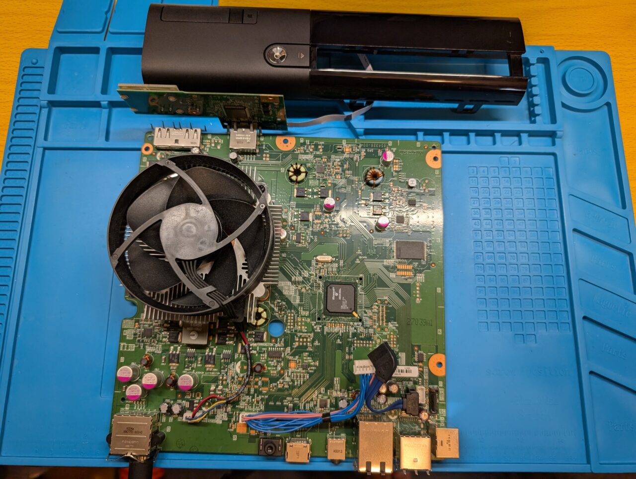 ACアダプターは問題無し。 起動ボタンを押しても全く反応しないXBOX360Eを修理