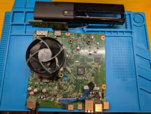 ACアダプターは問題無し。 起動ボタンを押しても全く反応しないXBOX360Eを修理