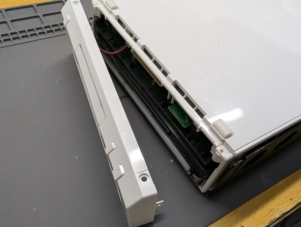 wiiの分解時の写真　起動ボタンカバー取り外し時の写真