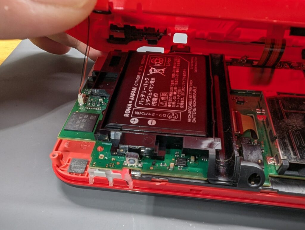 2DSLLの内部写真
スピーカーケーブル取り外し時。