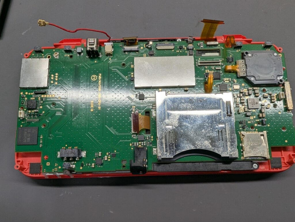 2DSLLの電源が入らない故障の原因を探している最中の様子