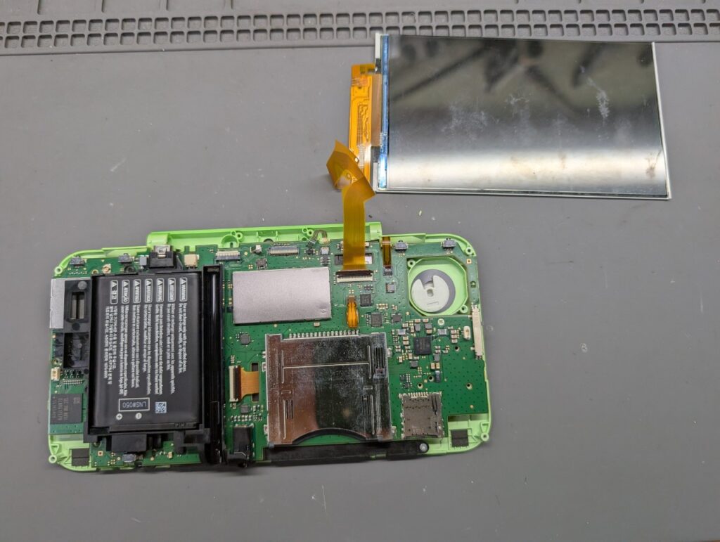 2DSLLの液晶点検時の写真