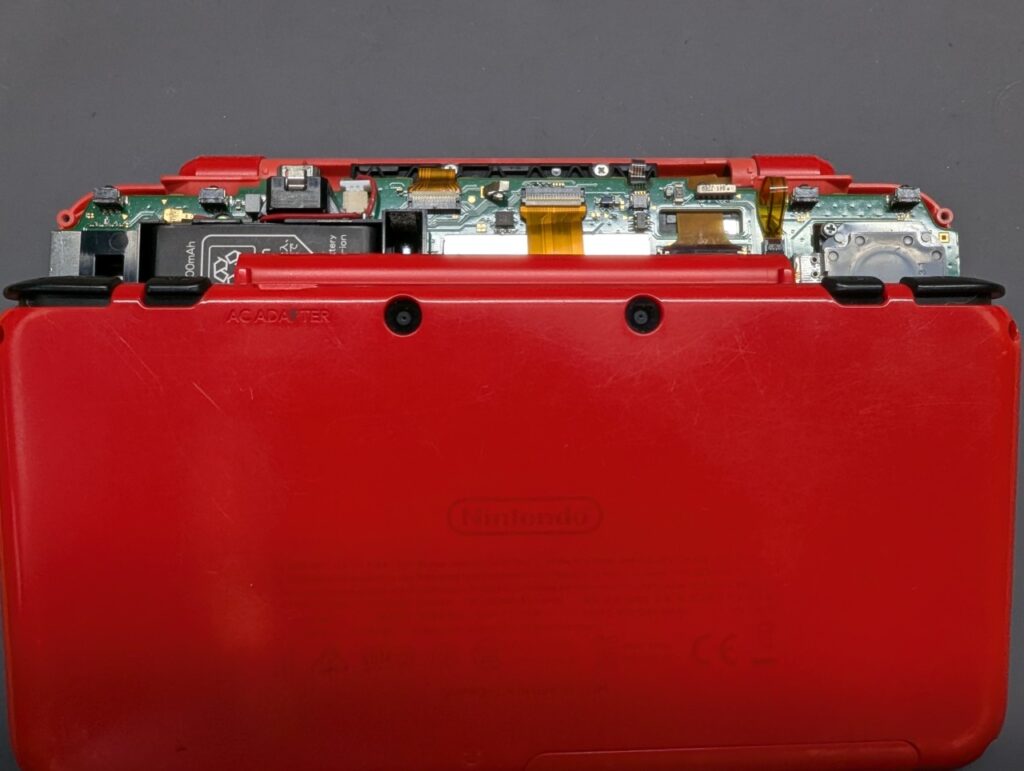 2DSLLの分解写真
カメラのケーブル取り外し時