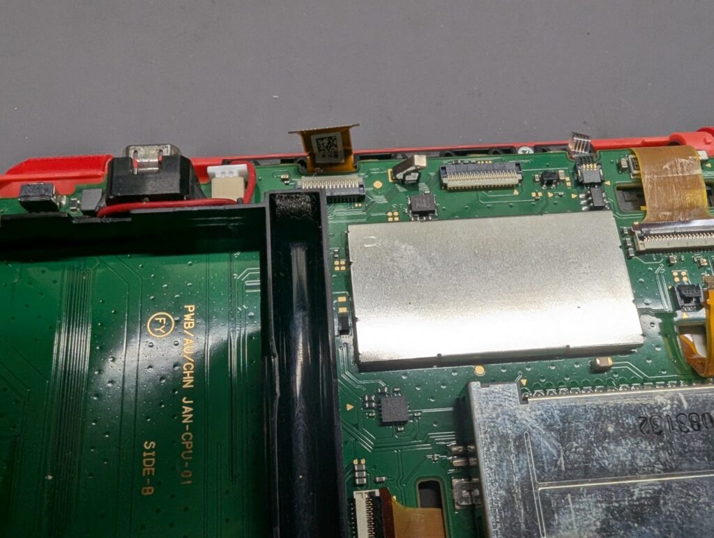 2DSLLの電源が入らない故障の原因を探している最中の様子