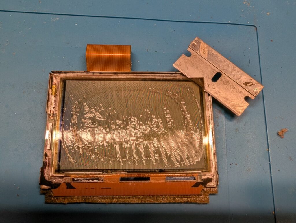 上部の偏光フィルムを剥がす