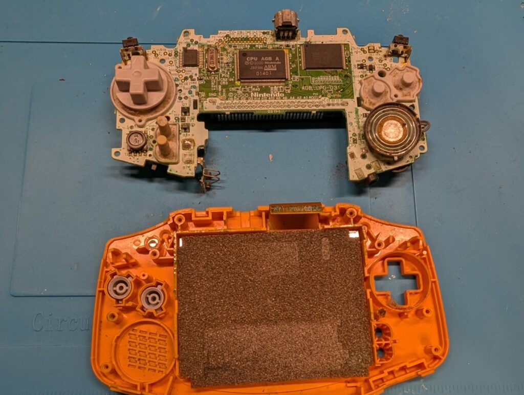 GBAの基板を本体から取り外し