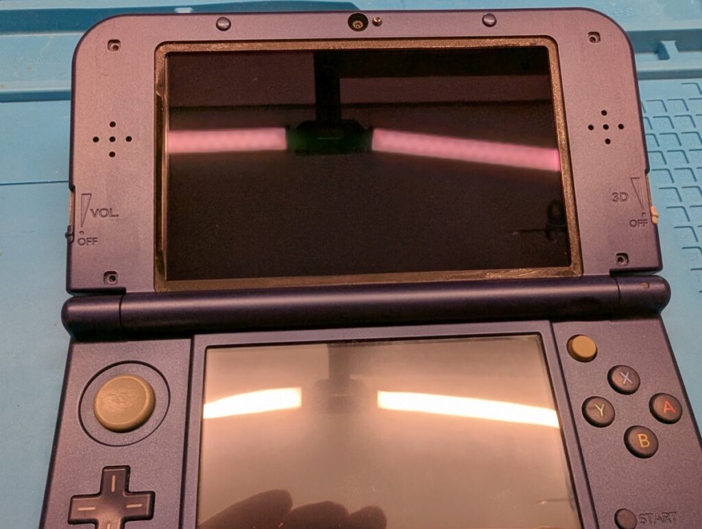 NEW3DSLLの上側パネルの取付。