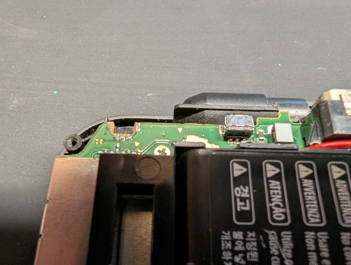 操作できない…基板からRボタンが取れた2DSLLを修理