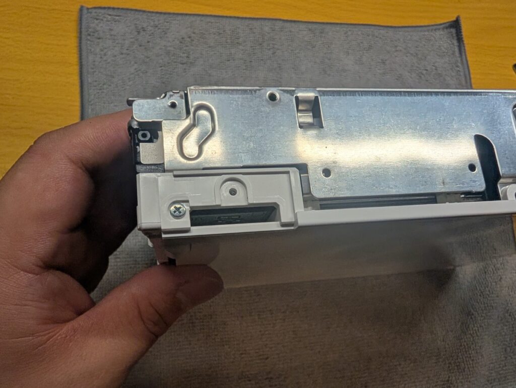Wiiのコイン電池部分の裏にあるネジ