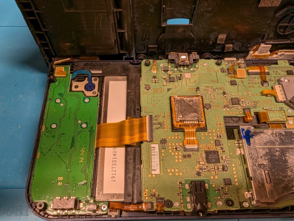 バッテリー&LRカバーを持ち上げて、
基板と接続されているケーブルを外す。