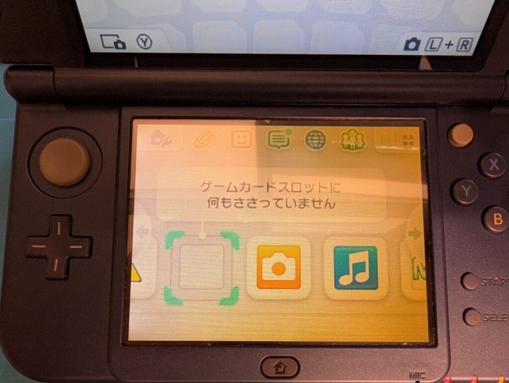 下側が特に黄ばみが強いNEW3DSLL