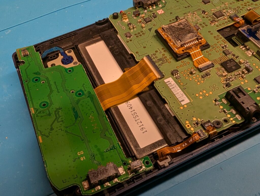 左側にある、電源基板を外します。