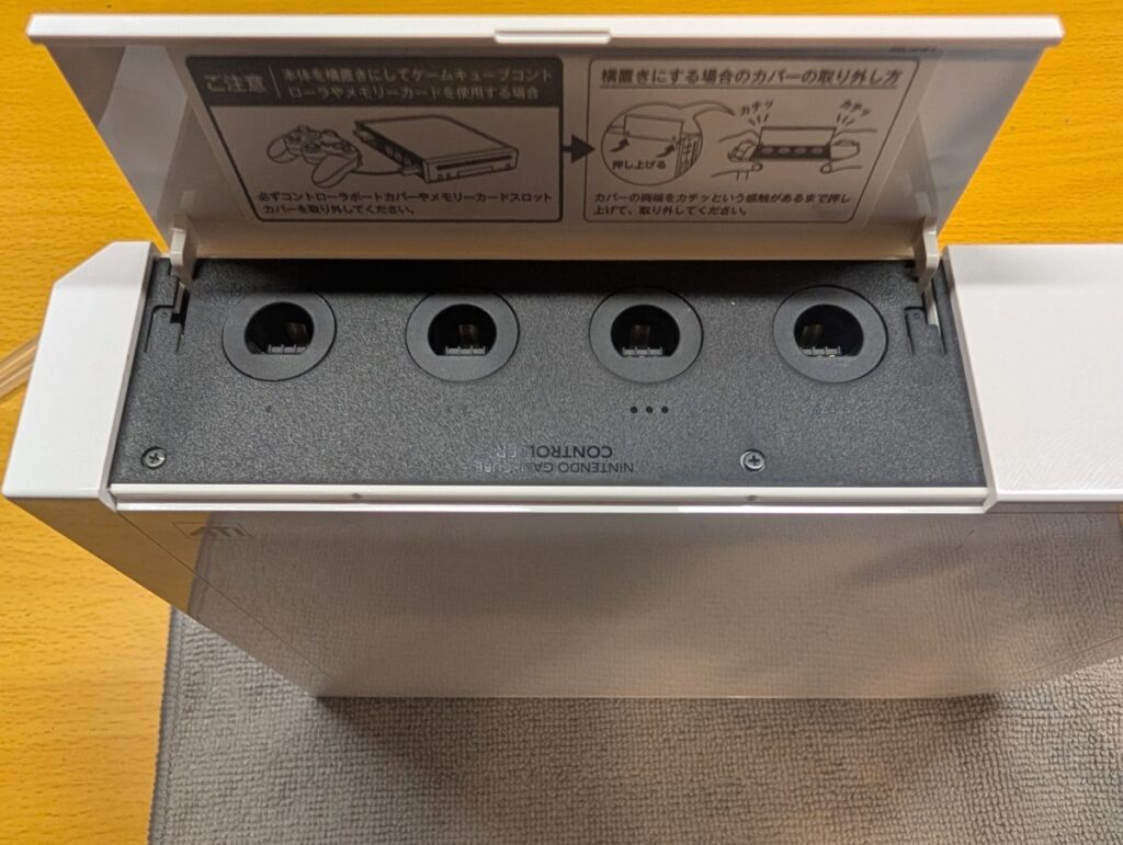 コントローラー差込口のパネルを外す。