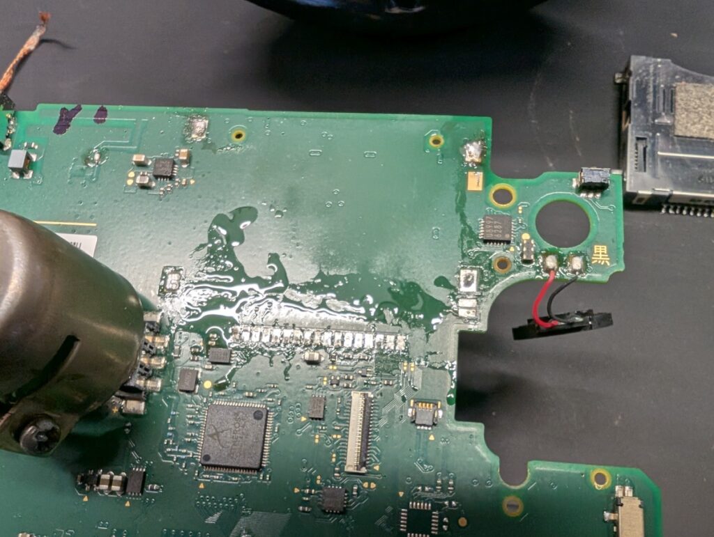 2DSのゲームカセットスロットを外した後の写真