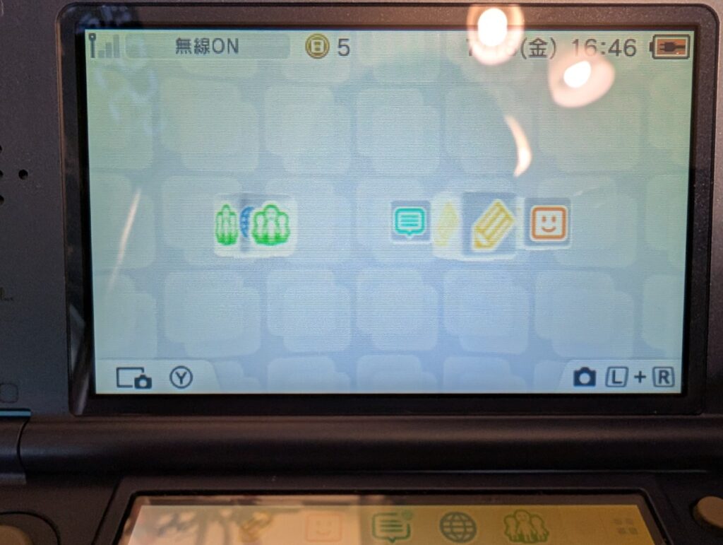 少し黄ばんだ、上画面の写真