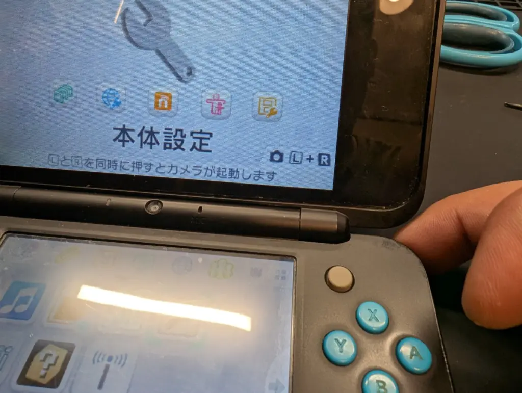 操作できない…基板からRボタンが取れた2DSLLを修理 – ゲーム修理ドットコム