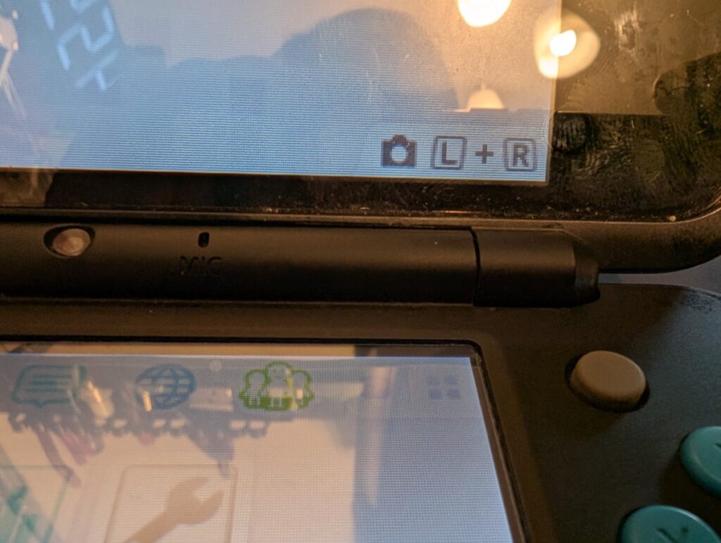 Rボタンが基板から剥がれた2DSLL