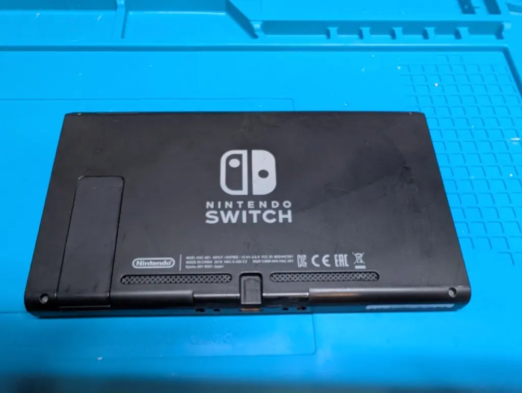 電源ボタンを押しても起動しないNintendo Switchを修理｜充電しても