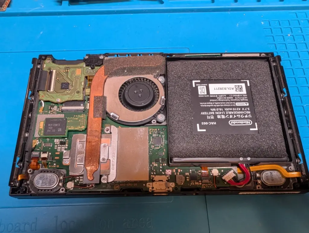 電源ボタンを押しても起動しないNintendo Switchを修理｜充電しても