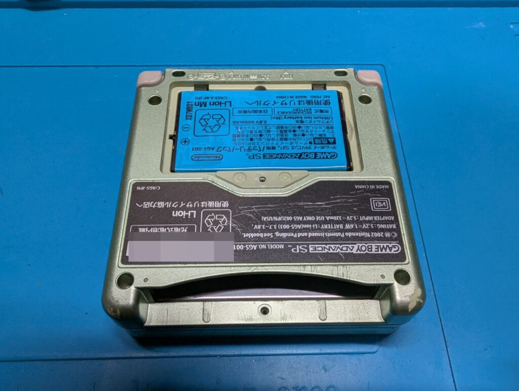 ゲームボーイアドバンスSPの液晶交換作業中の写真