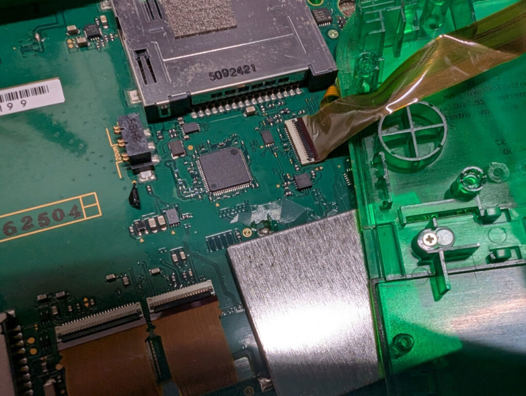 液晶が破損した2DSの修理写真