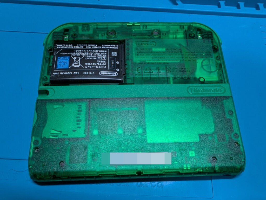 液晶が破損した2DSの修理写真