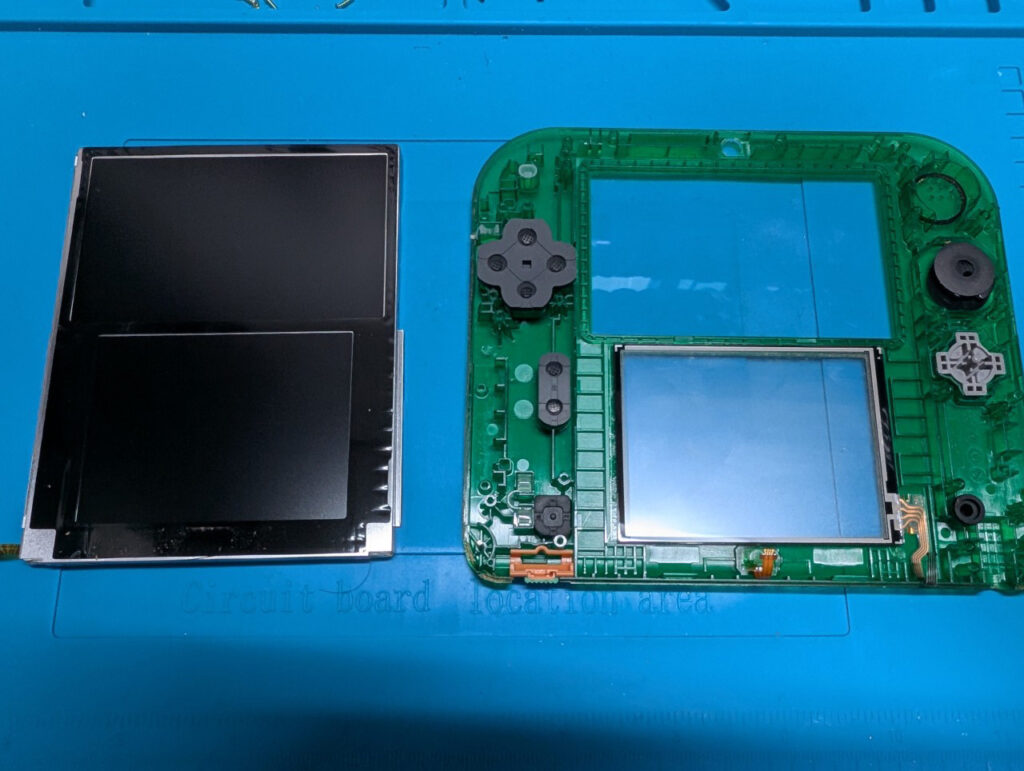 液晶が破損した2DSの修理写真
