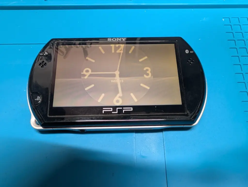 PSP goの液晶が黄色っぽい？ 経年劣化の「焼け」をリフレッシュ修理