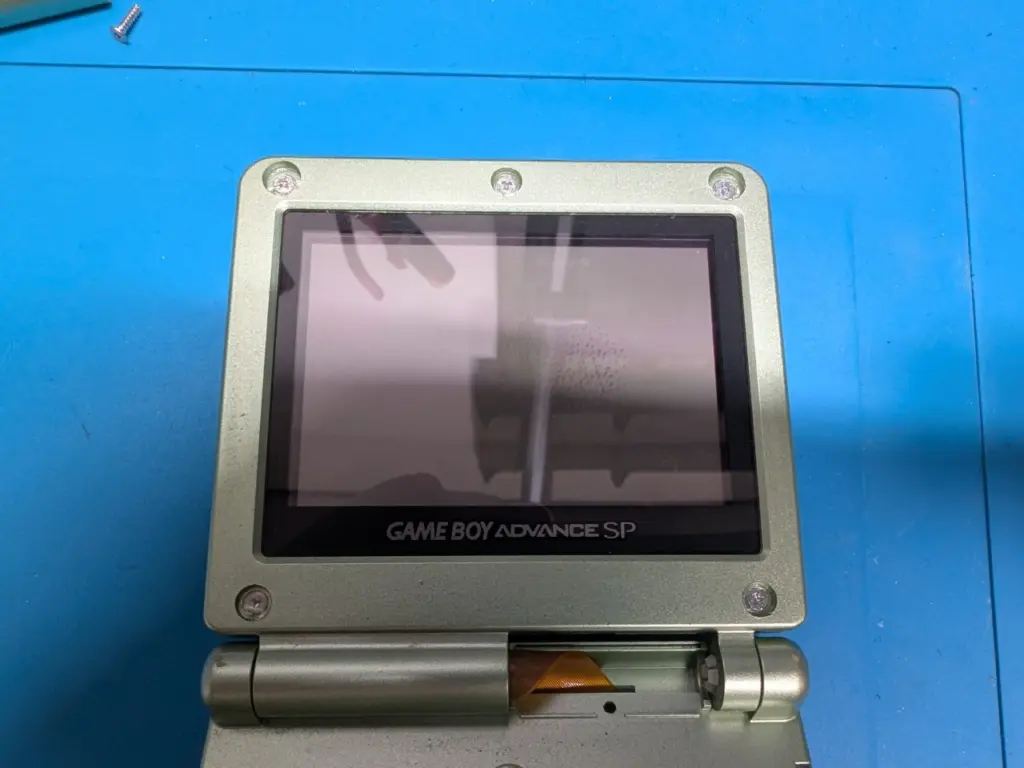 ゲームボーイアドバンスSPの画面が変色！液晶交換でスッキリ復活