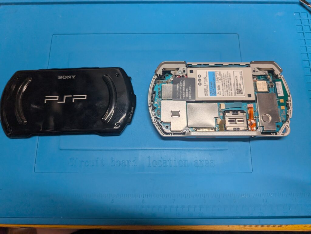 PSPgoの液晶黄ばみを修理時の写真