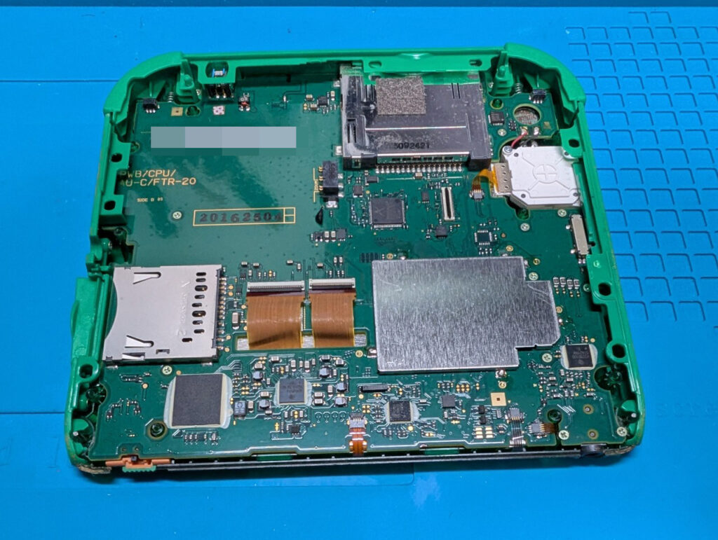 液晶が破損した2DSの修理写真