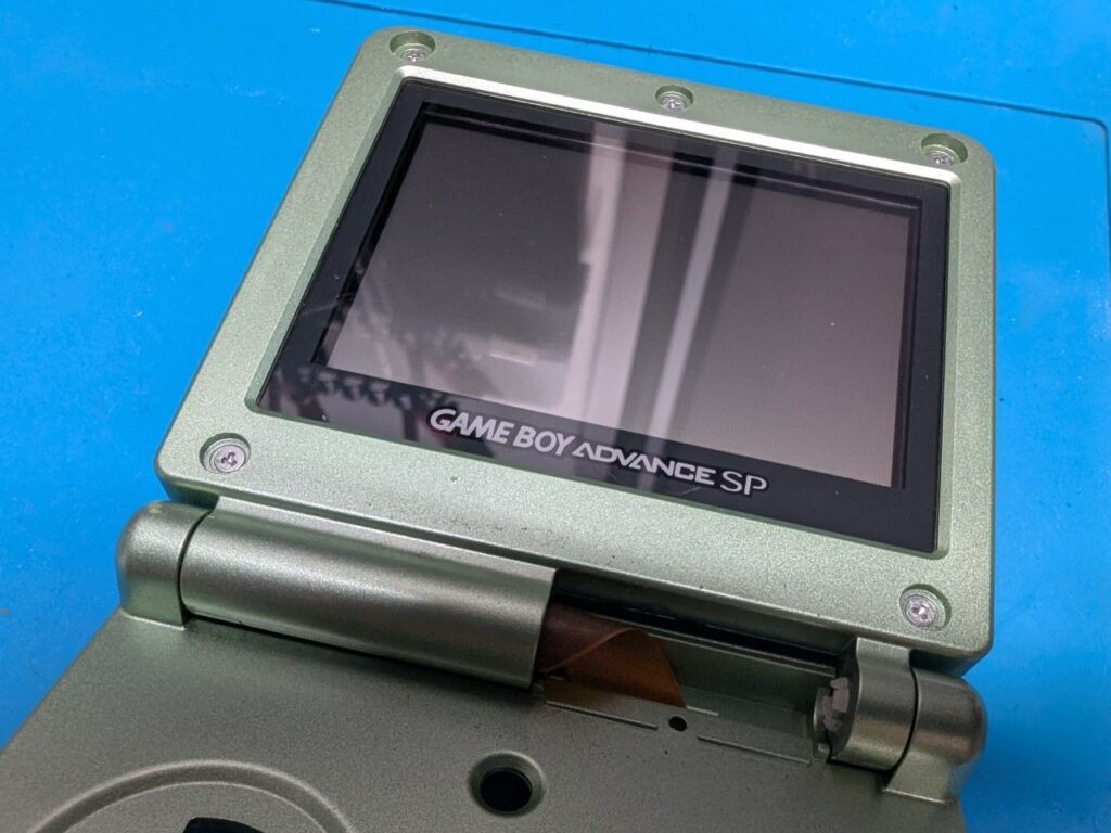 ゲームボーイアドバンスSPの液晶交換作業中の写真