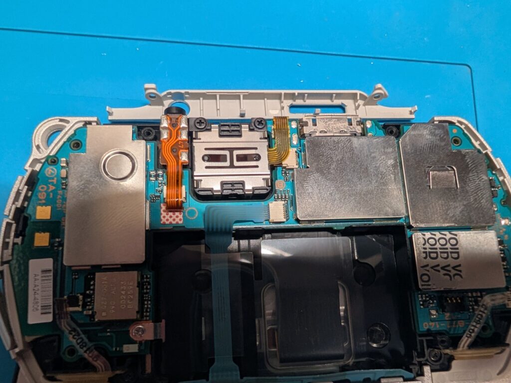PSPgoの液晶黄ばみを修理時の写真