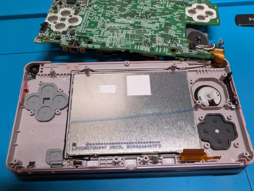 3DSのヒンジが割れて上画面が外れそう！ヒンジ破損を修理で復旧