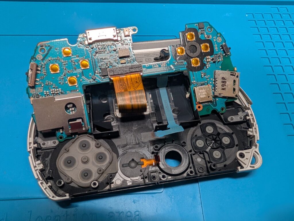 PSPgoの液晶黄ばみを修理時の写真