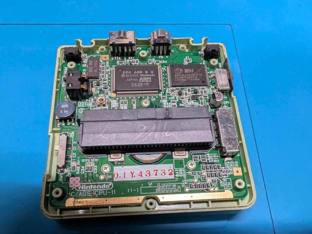 ゲームボーイアドバンスSPの液晶交換作業中の写真