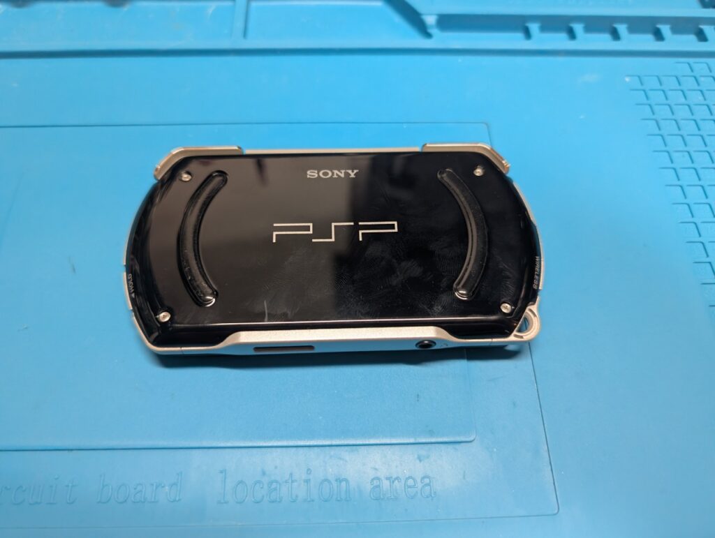 PSPgoの液晶黄ばみを修理時の写真