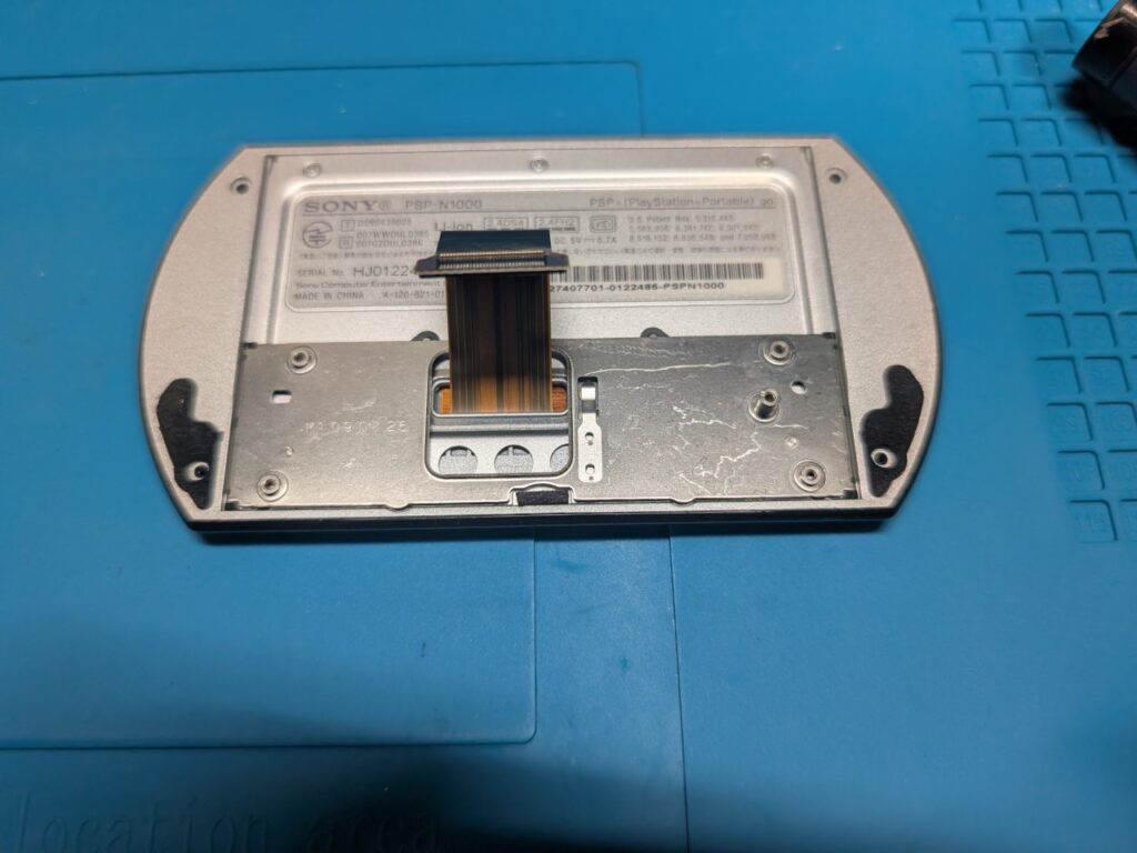 PSPgoの液晶黄ばみを修理時の写真
