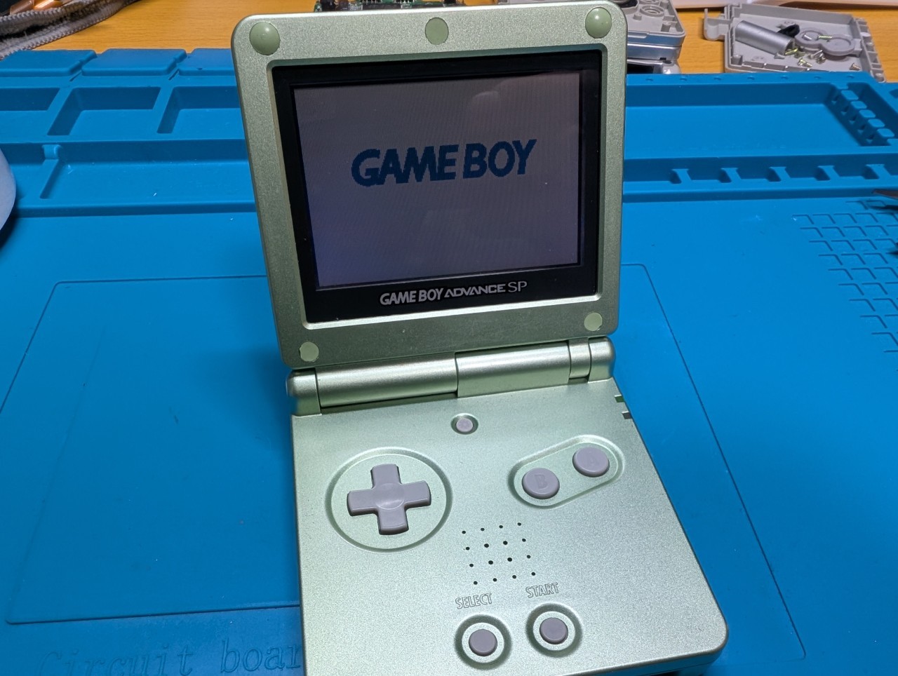 ゲームボーイアドバンスSPの画面が変色！液晶交換でスッキリ復活