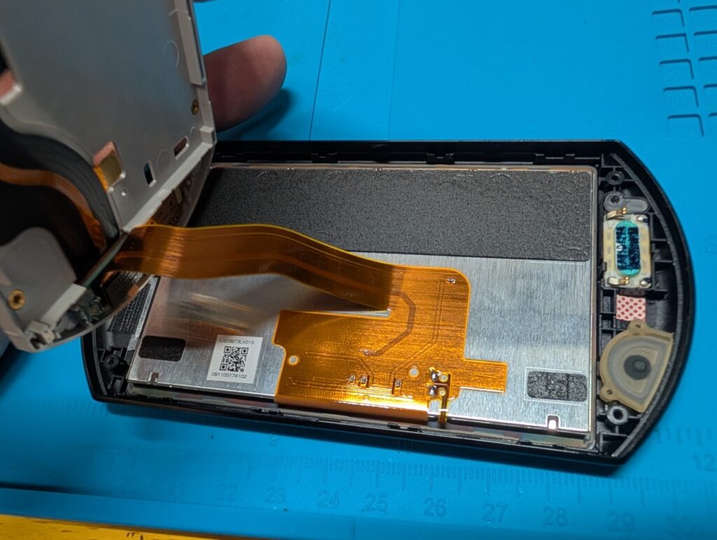 PSPgoの液晶黄ばみを修理時の写真
