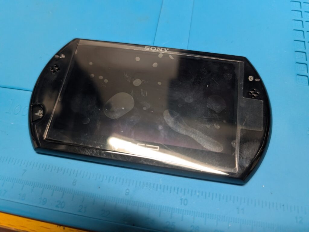 PSPgoの液晶黄ばみを修理時の写真