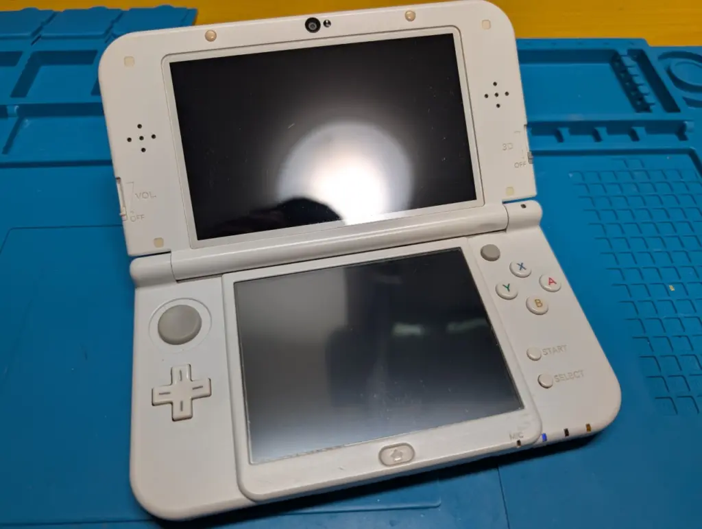 NEW3DSLL｜電源が入らない？ 青ランプ点灯→画面が映らない修理事例