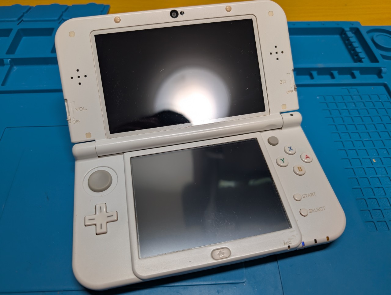 NEW3DSLL｜電源が入らない？ 青ランプ点灯→画面が映らない修理事例