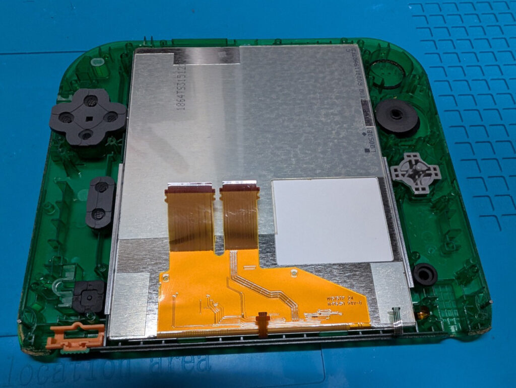 液晶が破損した2DSの修理写真