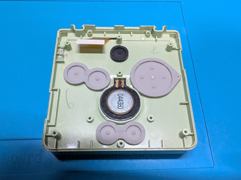 ゲームボーイアドバンスSPの液晶交換作業中の写真