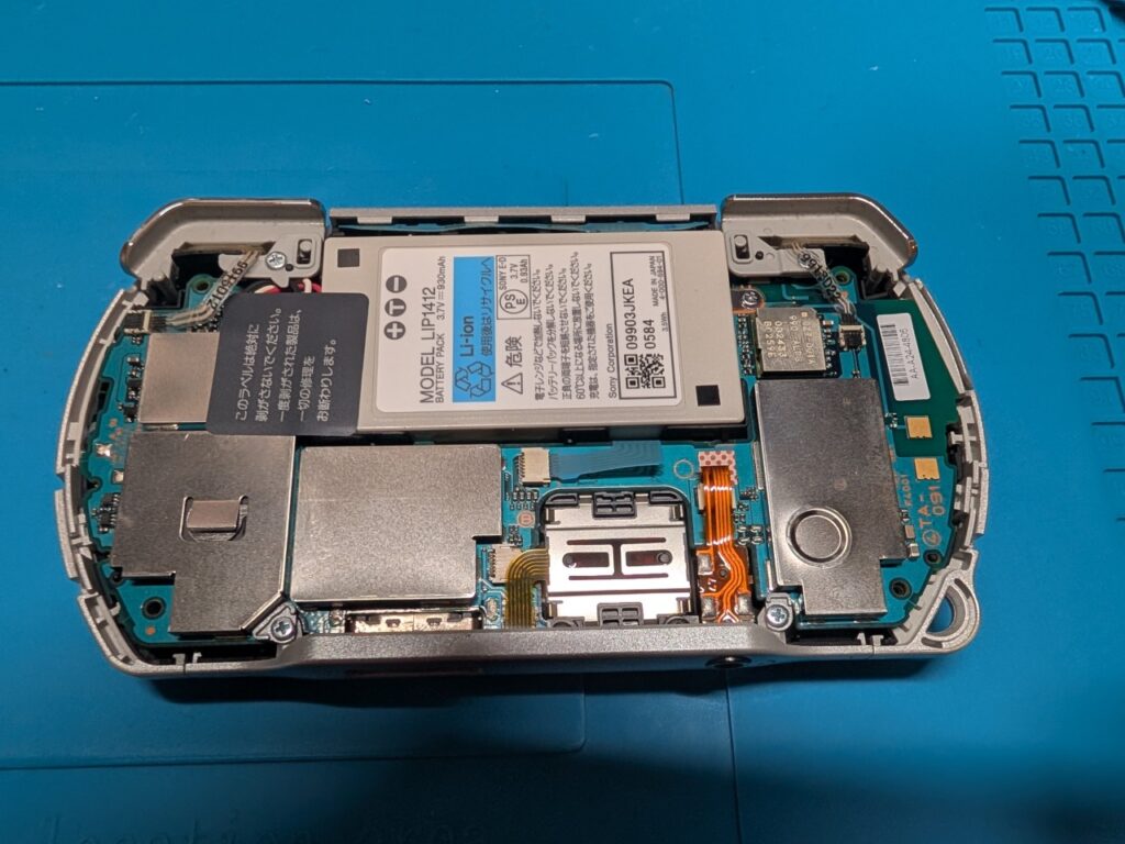 PSPgoの液晶黄ばみを修理時の写真